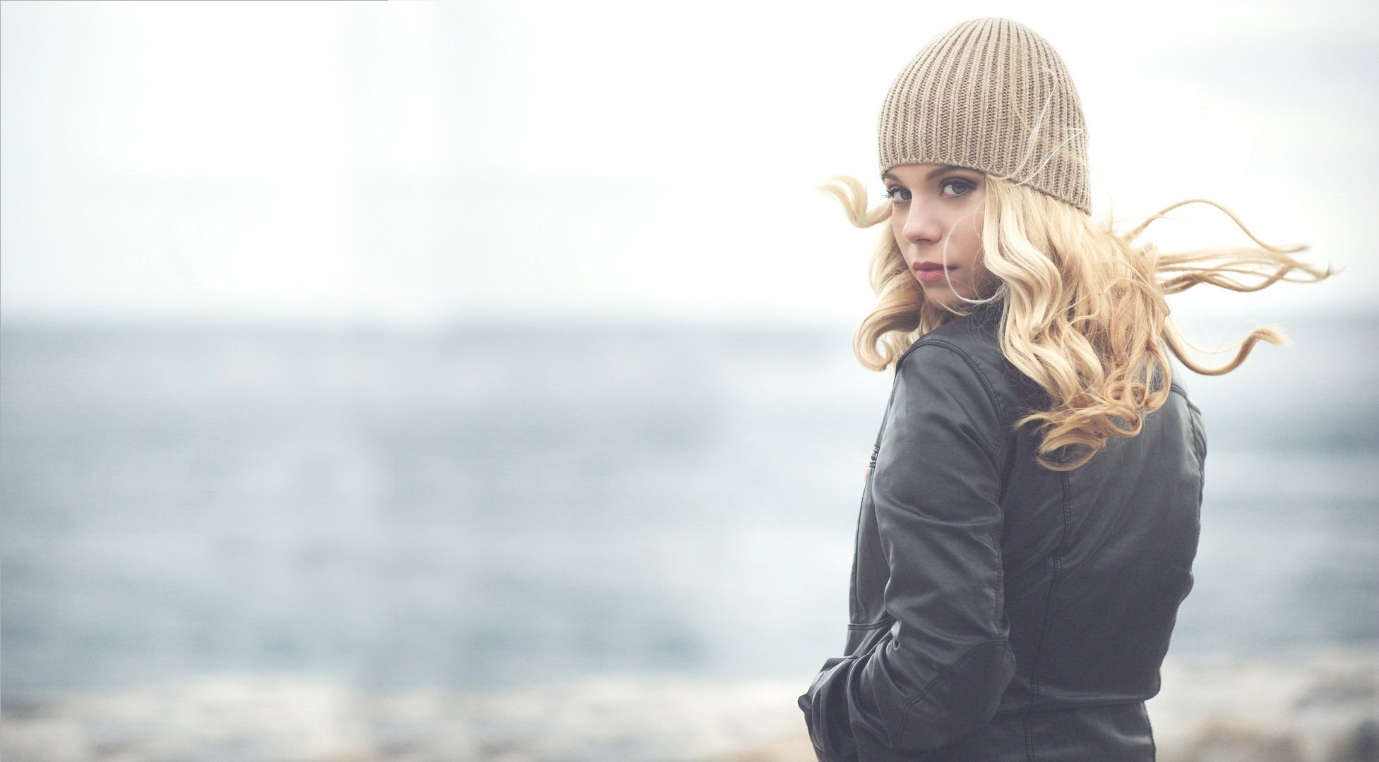 sandra onofrei hat hair wind bokeh