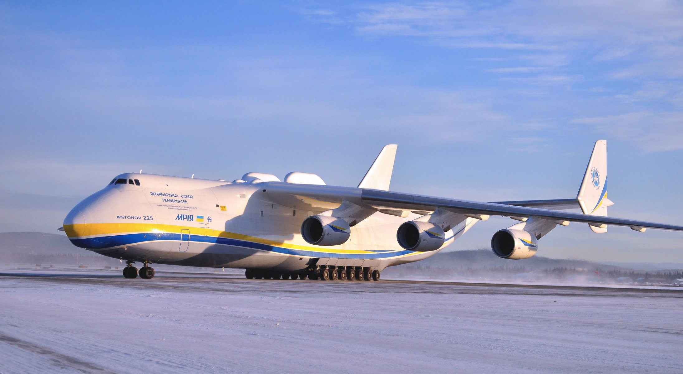 Landing of a huge AN-225 in winter