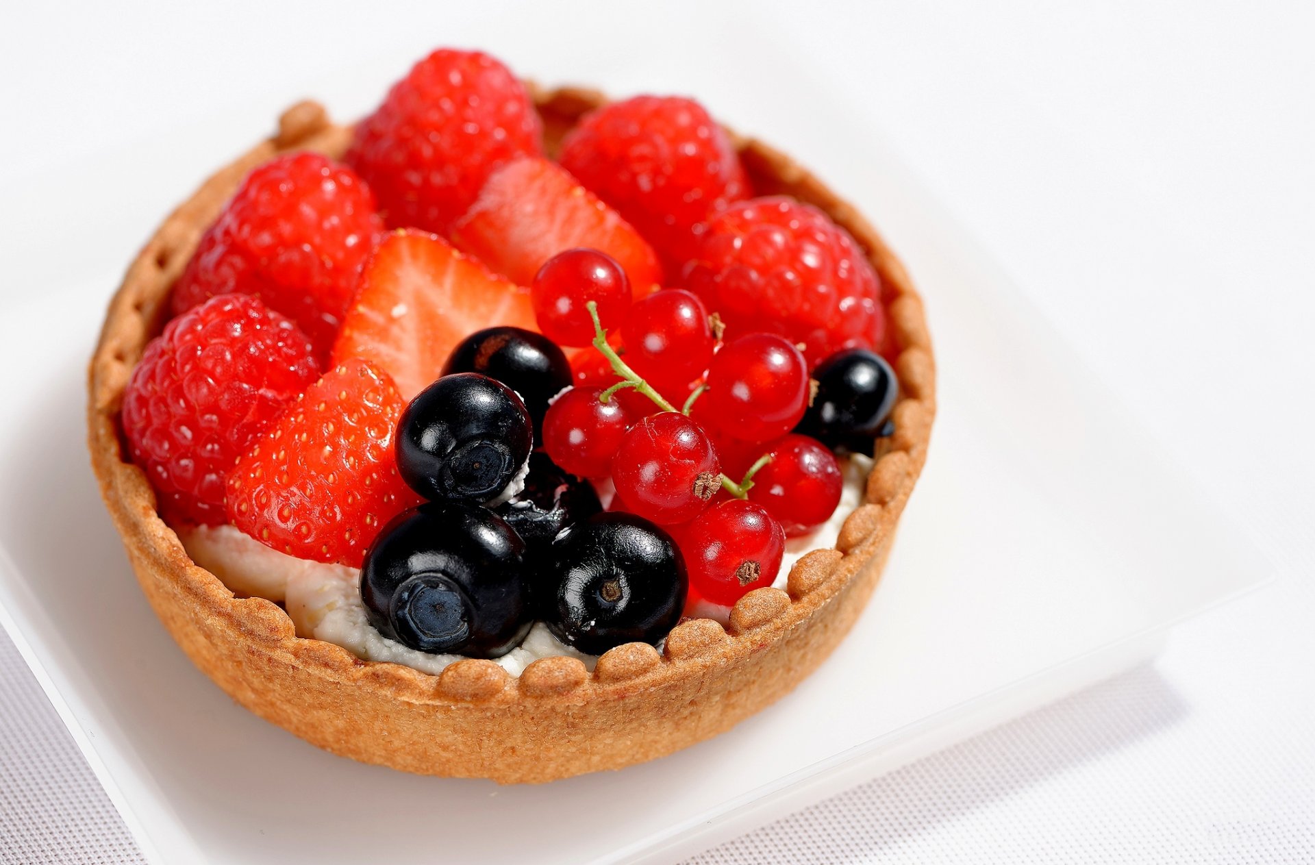 food tartlets cream strawberry raspberry red currant blueberries sweet dessert tarts berries raspberries red currants