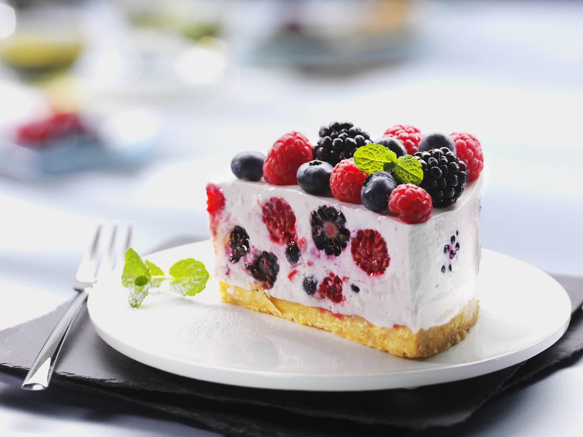 dessert cake raspberry sweet fruits blueberries blackberry food cream cranberries blackcurrant cheesecake