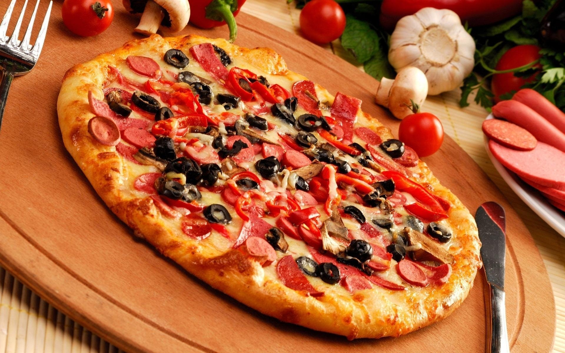 pizza cheese olives sausage pepper cake garlic mushrooms knife fork