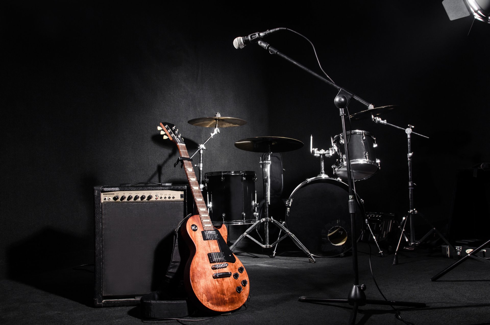 music tools musical instrument impact installation drumkit drums drum electric electric guitar vulture string six-string frets electronic amplifier microphone light sound audiostudiyu wallpaper.