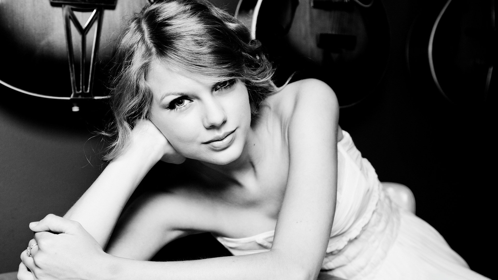 taylor swift taylor alison swift singer view smile black and white