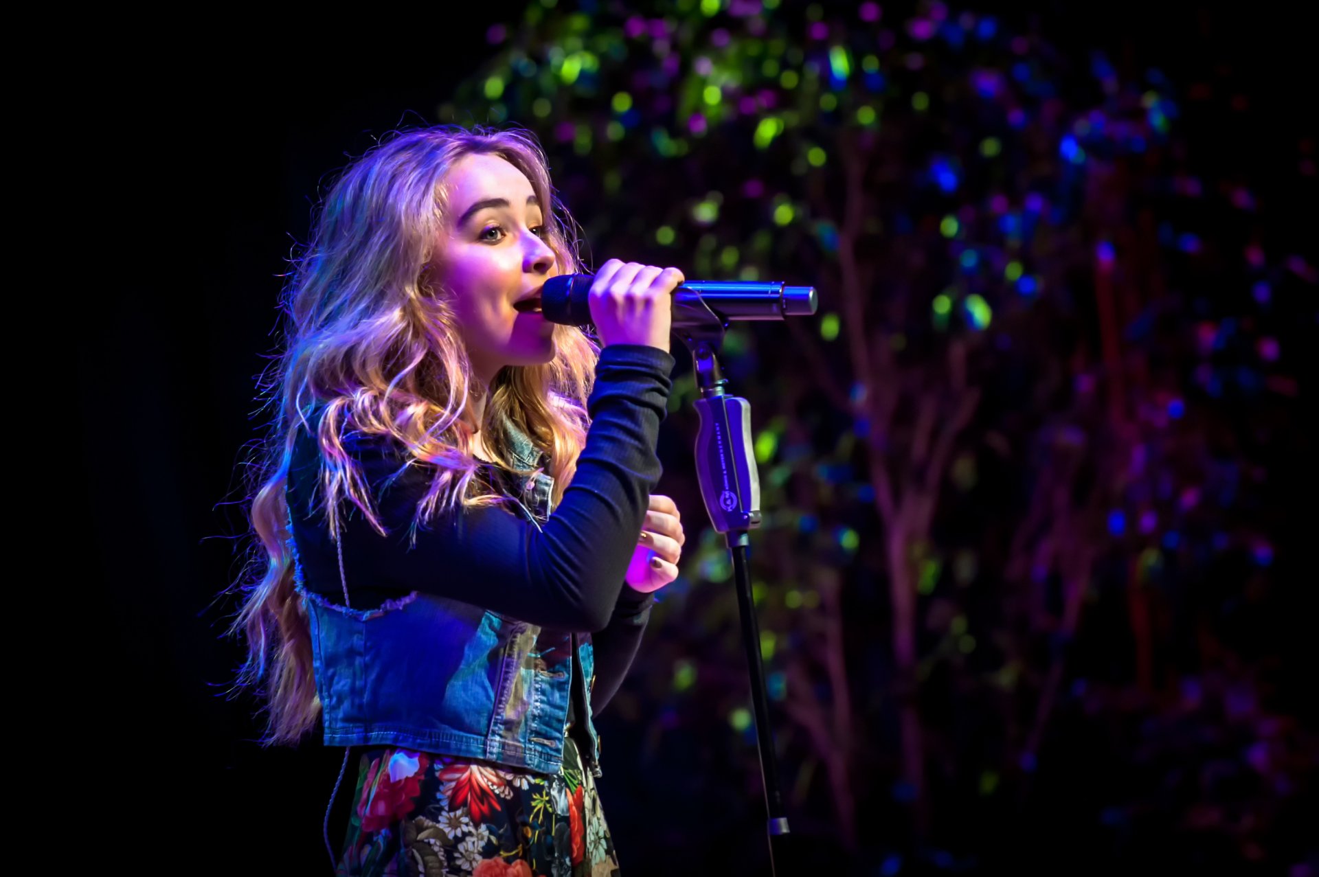 sabrina carpenter actress singer girl conquers the world