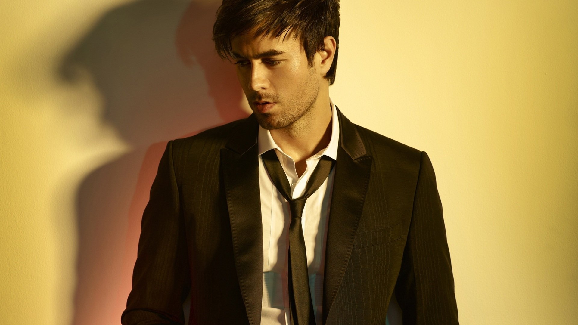 enrique miguel iglesias enrique iglesias singer artist actor view unshaven jacket necktie pindzhak