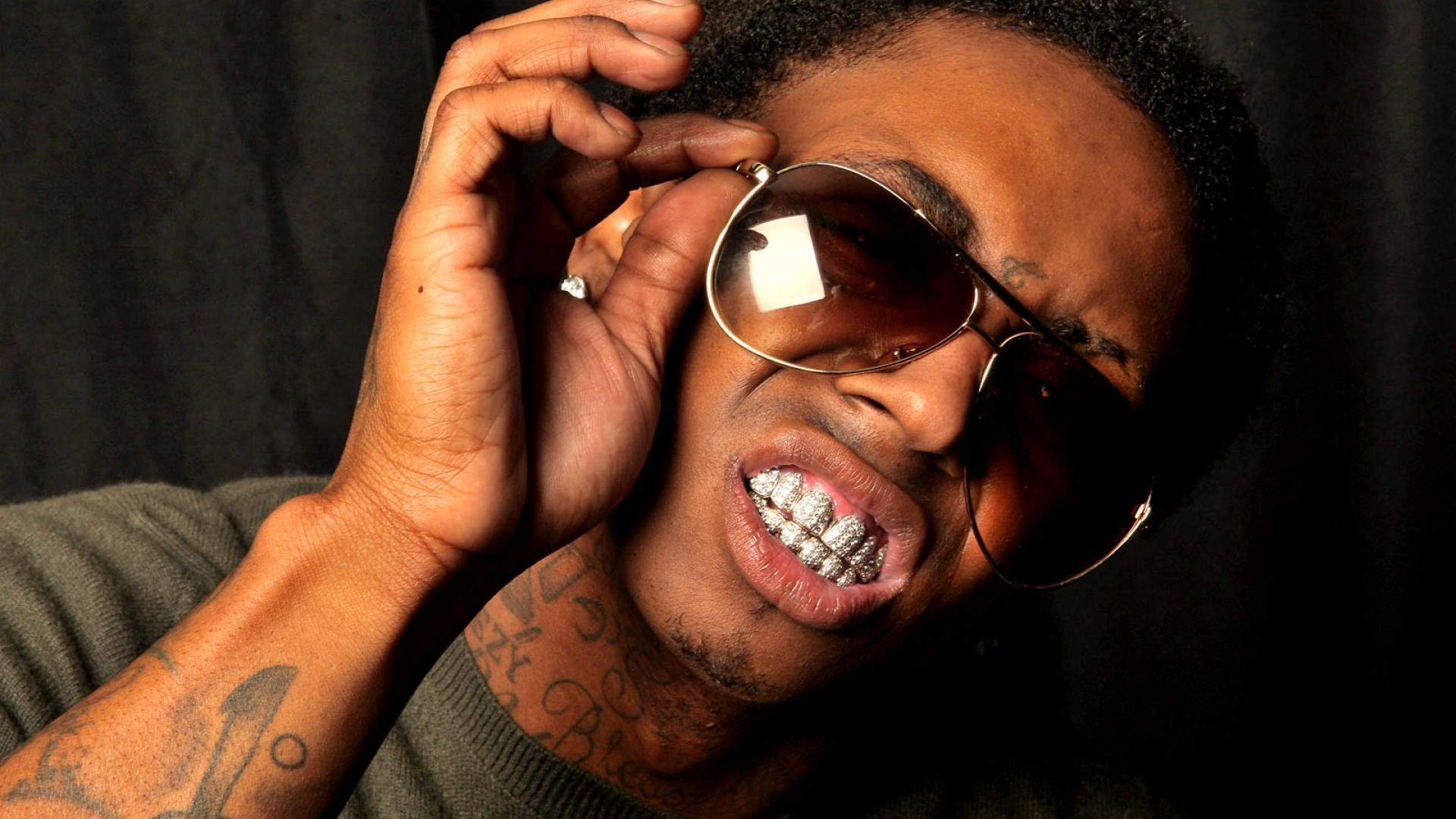 lil wayne singer is an american rapper rap men guy tattoos hand sunglasses teeth