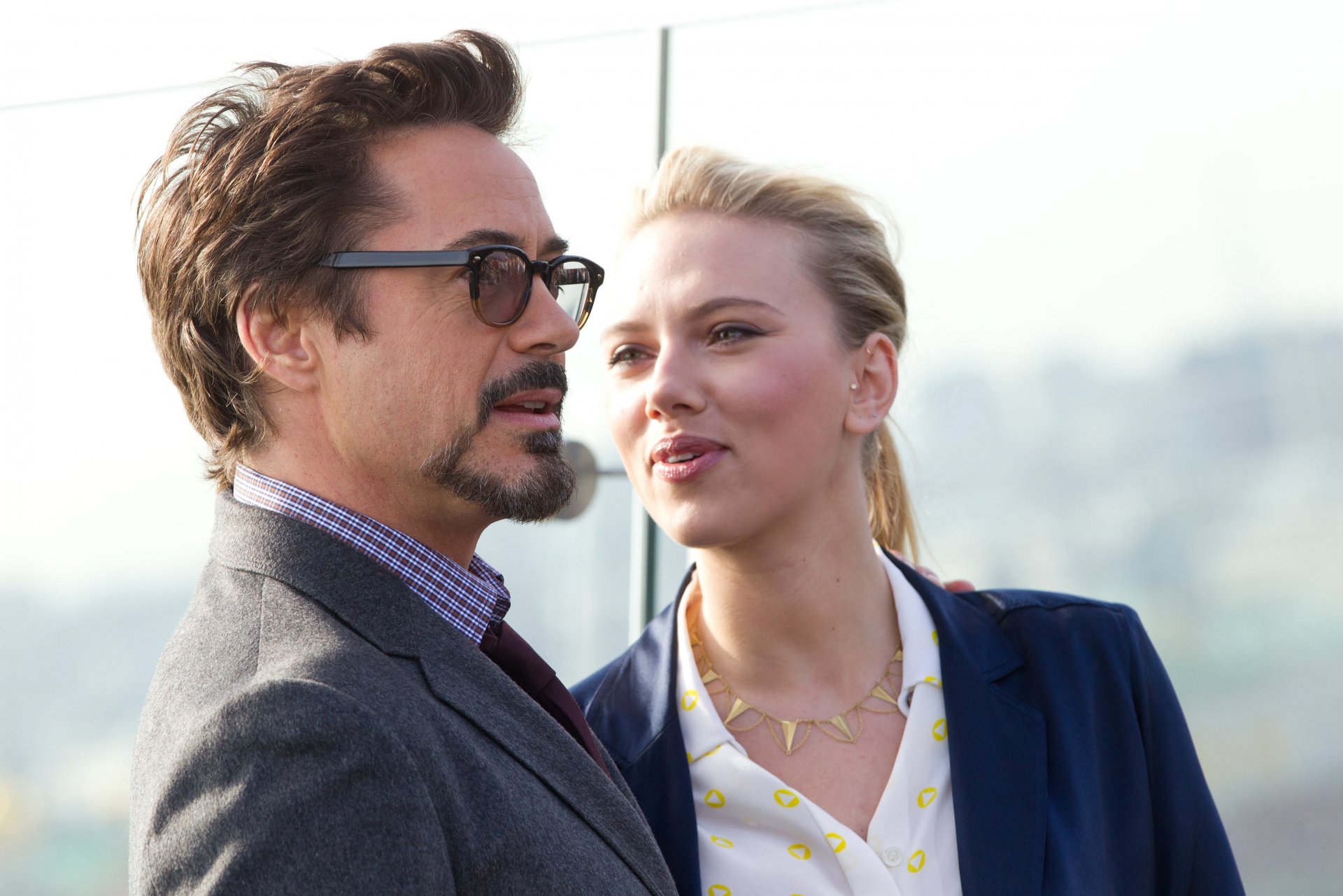 robert downey jr . robert downey jr. scarlett johansson actors celebrity blonde sunglasses tony stark iron man natasha romanoff black widow avengers the avengers