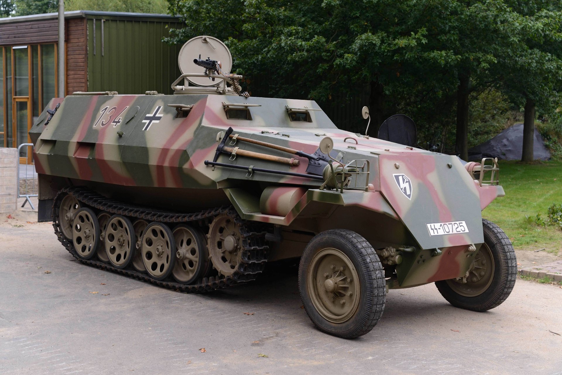 sd kfz 251 sonderkraftfahrzeug german medium half-track armored personnel carrier period second world war