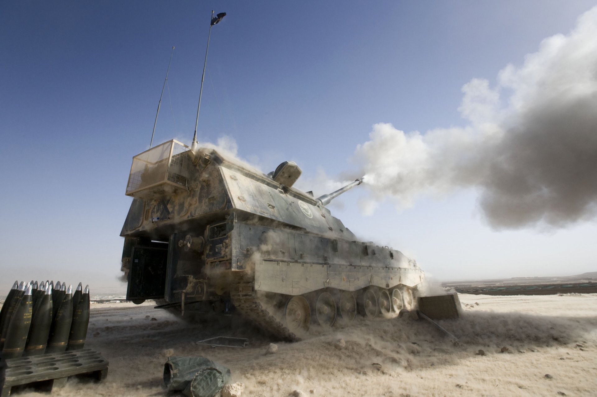 german self-propelled gun mount acs panzerhaubitze 2000 armored howitzer pzh 2000 shot 155- mm gun l52