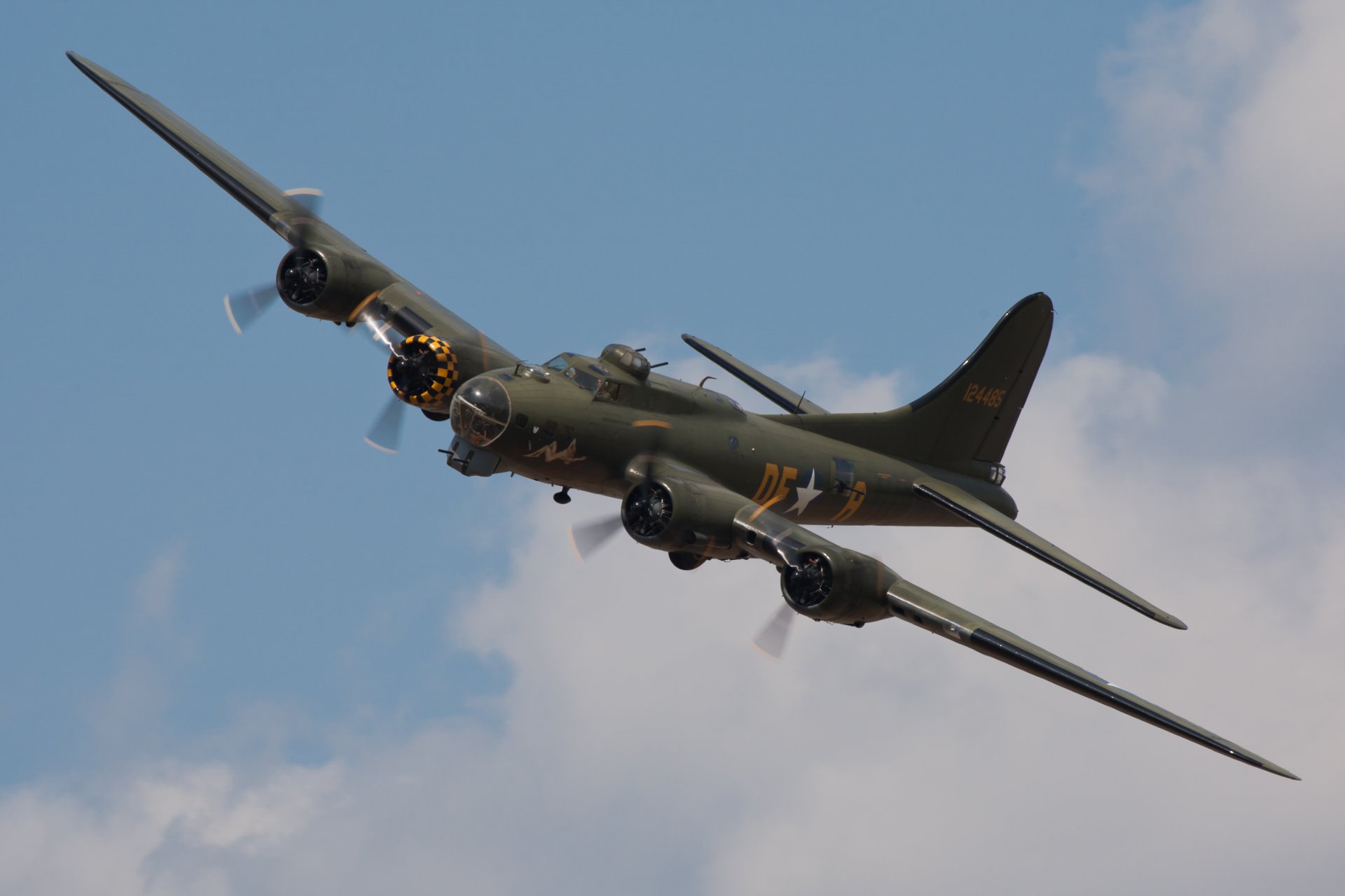 sky plane boeing b-17 flyig fortress flying fortress american all-metal heavy four-engine bomber ww2