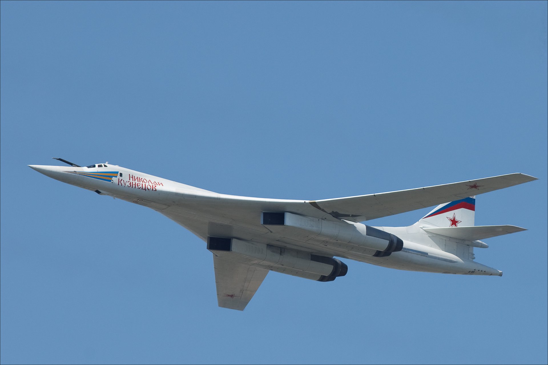 tupolev tu- 160 supersonic strategic bomber - missile sky flight height photo
