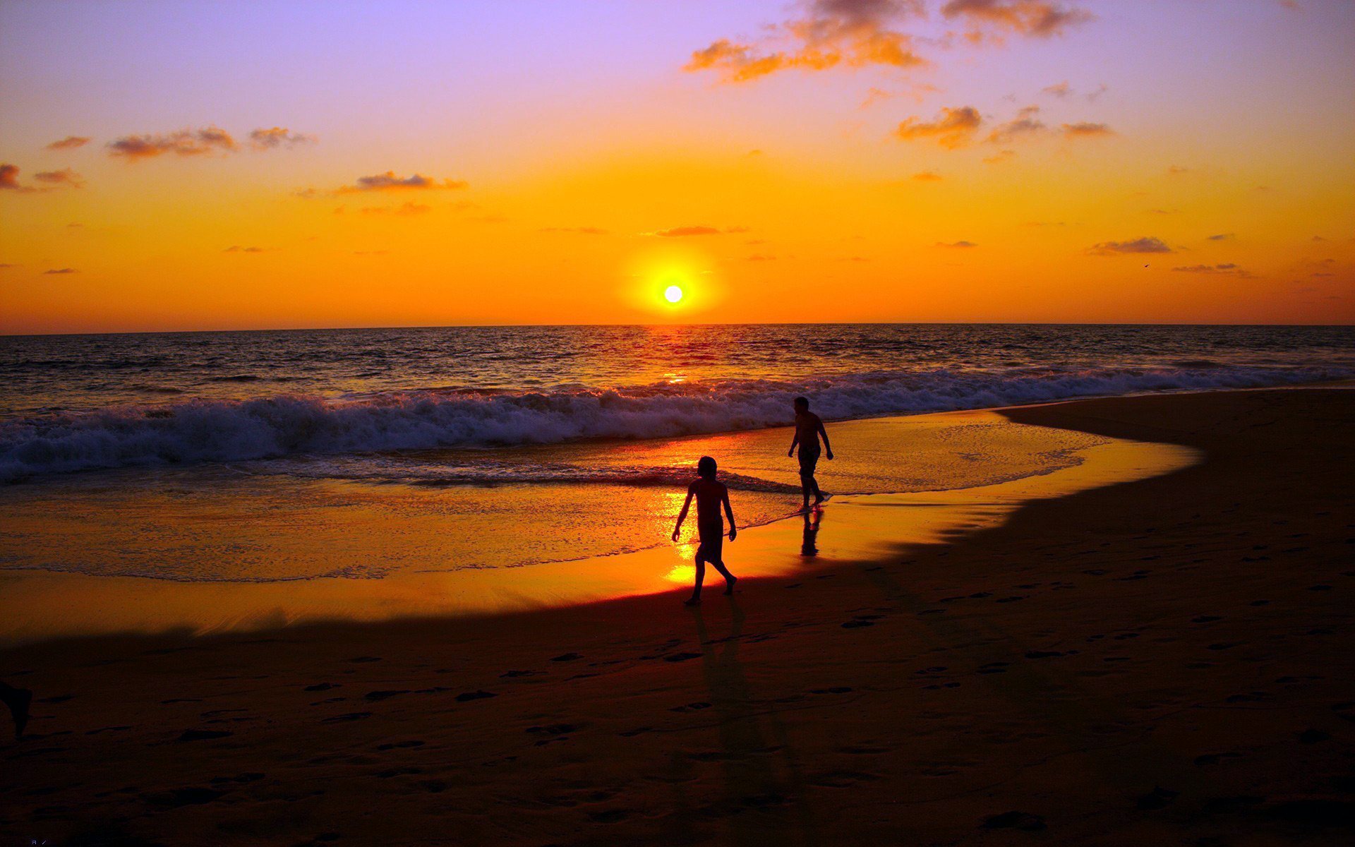 coast beach waves sand people sea ocean the distance horizon sky clouds sun light dawn rays sunset shadow twilight
