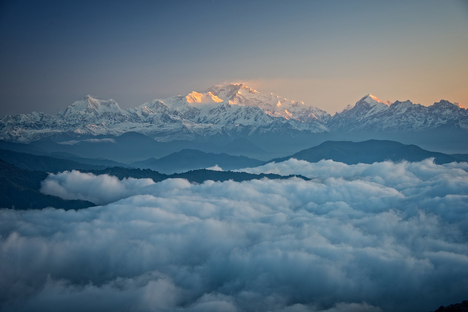 himalayas mountain kanchenjunga kangchenjunga कञ्चनजङ्घा གངས་ ཆེན་ མཛོད་ ལྔ་ कंचनजंघा morning clouds