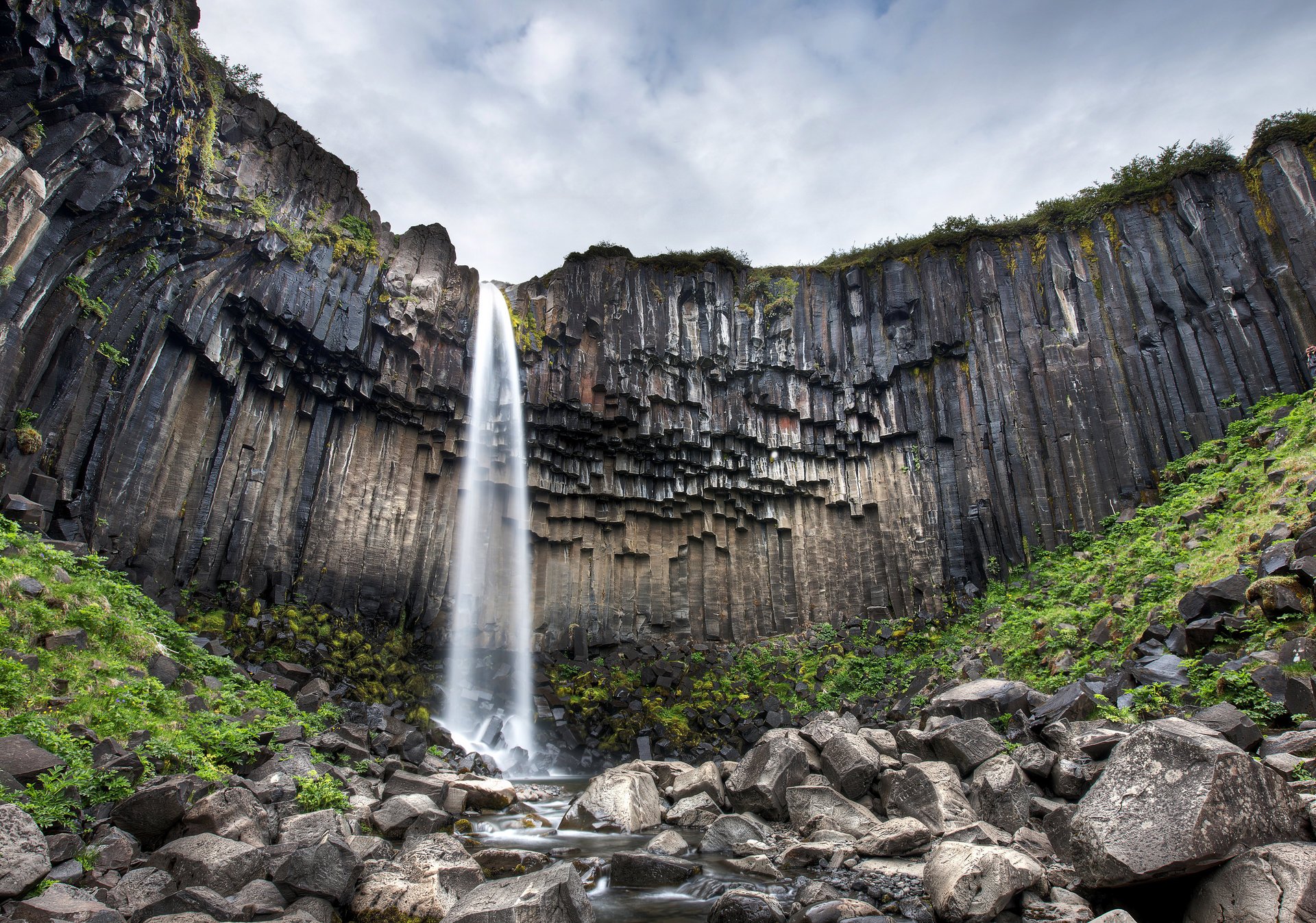 waterfall svartifoss 